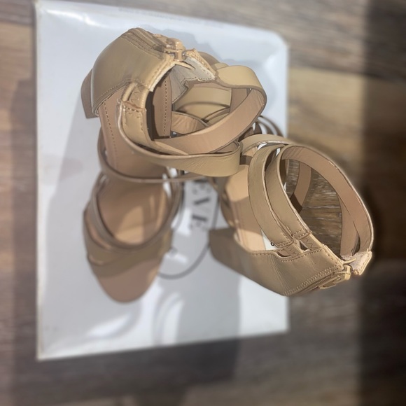 Steve Madden Saphire Strappy Block Heel Leather Shoes - Picture 2 of 7